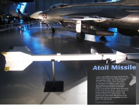 MIG21 và Atoll - K13 ở Air Space Museum tại Virginia. Ảnh: HM.Atoll do phía Mỹ cung cấp cho Taiwain trên máy bay F86 và trong một lần đối đầu năm 1958  với máy bay Trung Quốc, họ đã bắn ra nhưng tịt ngòi. Trung Quốc mò lên và tặng Liên Xô. Cường quốc này trộm luôn và biến thành đồ Atoll - K13 bắn lại Mỹ. (Bảng chỉ dẫn)