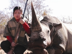 Nữ thợ săn Việt bên tê giác. Ảnh: Traffic