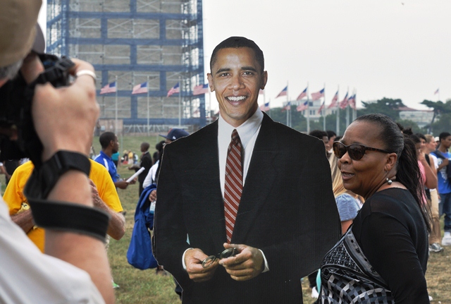Chụp ảnh tạm với Obama bằng bìa. Ảnh: HM