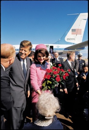 Vợ chống Kennedy trước giờ thăm Dallas định mệnh. Ảnh: Gettimage