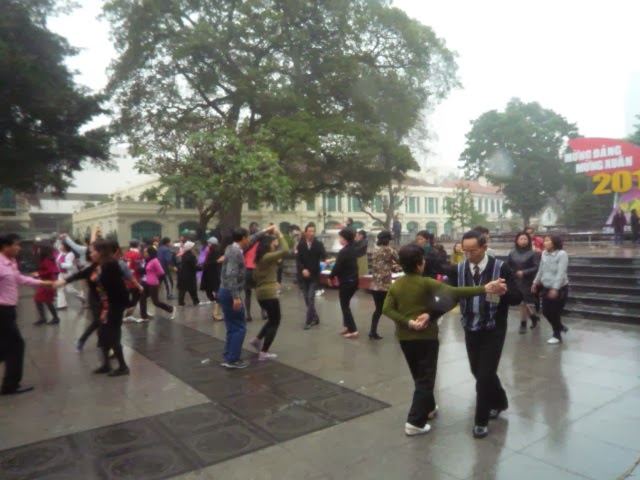 Nhảy múa trước tượng đài Lý Thái Tổ.