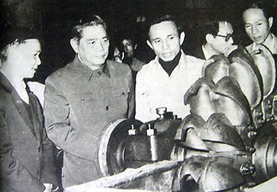 TBT NV Linh thăm nhà máy công cụ số 1 ngày 3-3-1987. Ảnh: Internet
